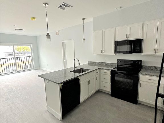 4th image of 118 Old Colony Ave #202