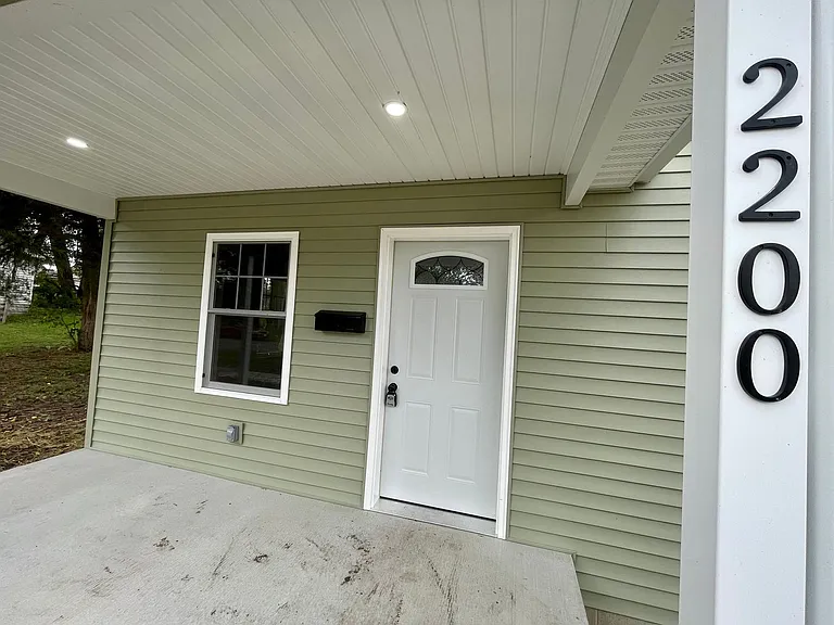 2200 Ash St — Photo 2
