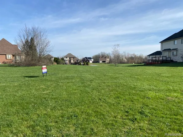 2311 Village Woods Dr, Grand Blanc, MI 48439