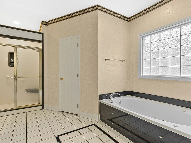 10495 Royal Points Dr — Photo 36