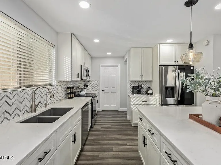 10617 W Daley Ln — Photo 11