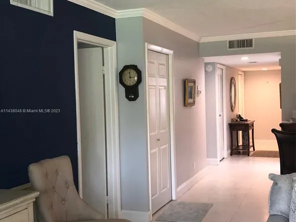 437 Lakeview Dr APT 105, Weston, FL 33326