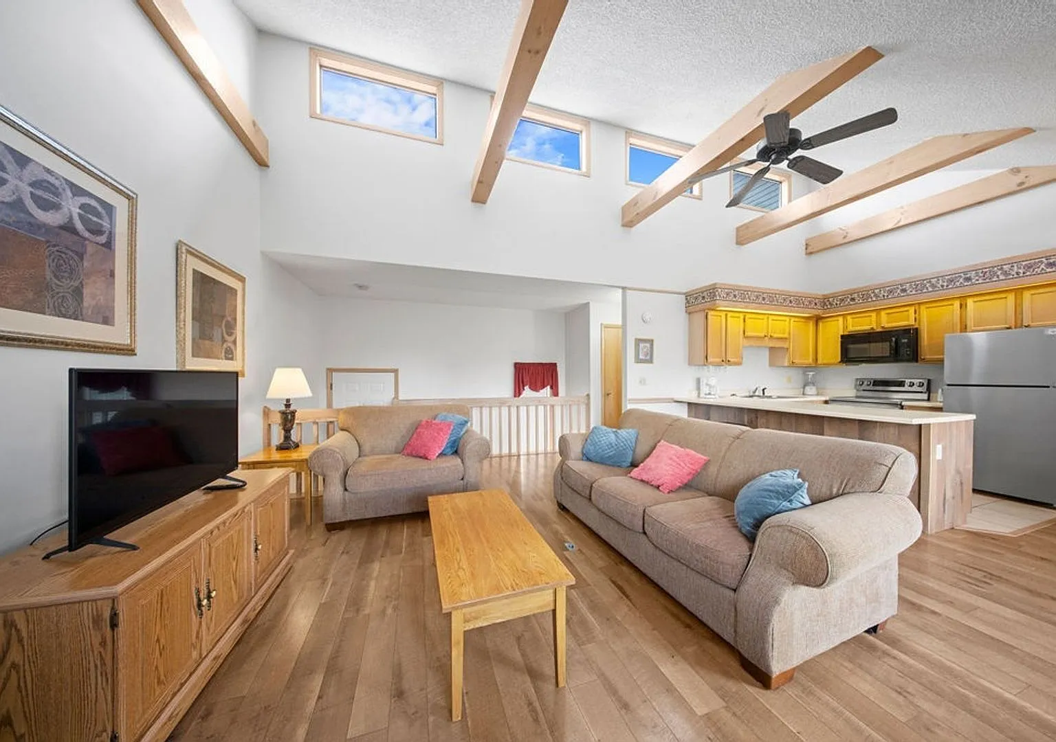 2 bed, 1000 sqft, $1,600 — Photo 3