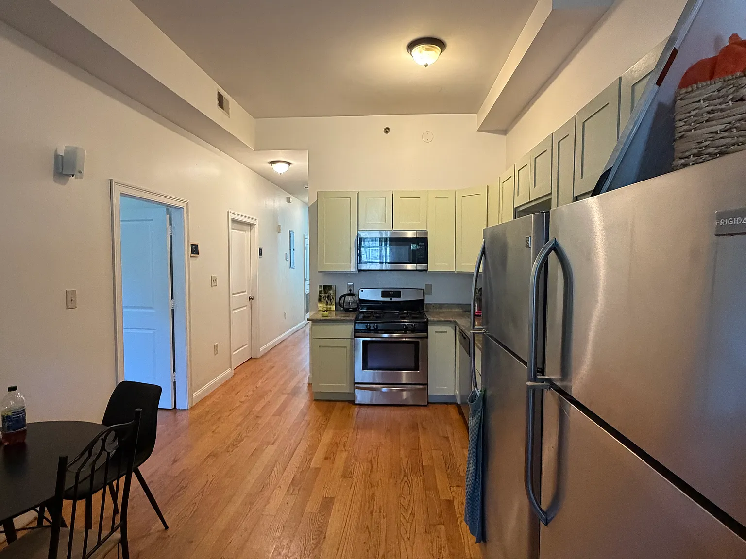 4 bed, 9999 sqft, $4,500 — Photo 3