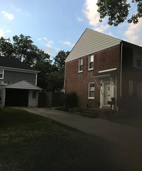 1405 E 4th St — Photo 3