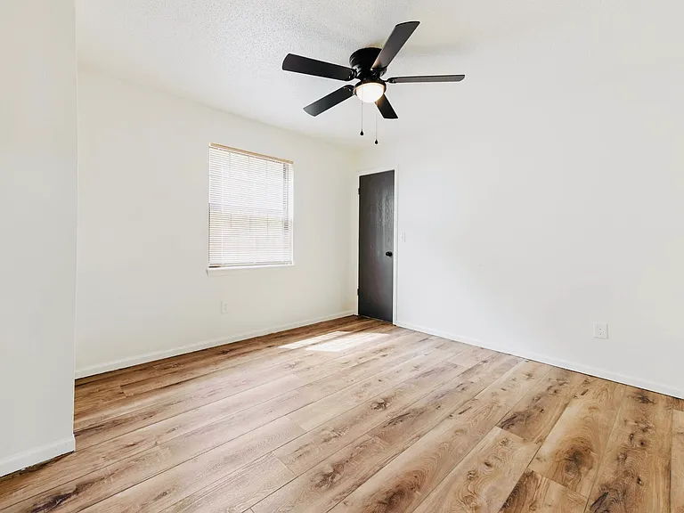 7001 N Chas Dr #A — Photo 2