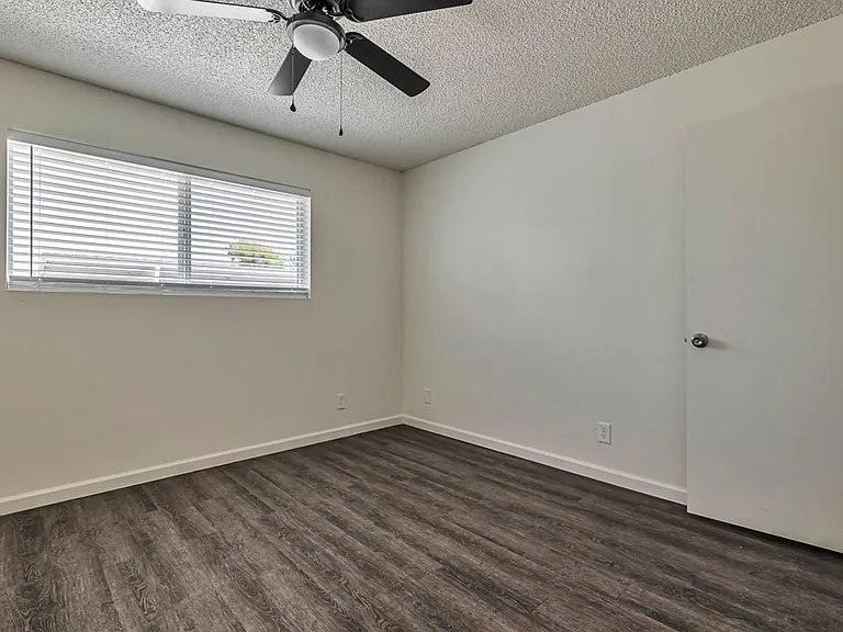 5927-5939 W Rose Ln #5947 — Photo 23