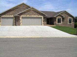 6064 Amber Ridge Dr, Dubuque, IA 52002