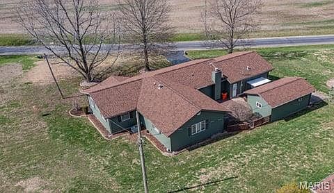 3rd image of 1458 N Carlyle Rd