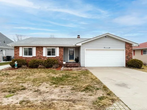 7255 Cardinal St, Algonac, MI 48001