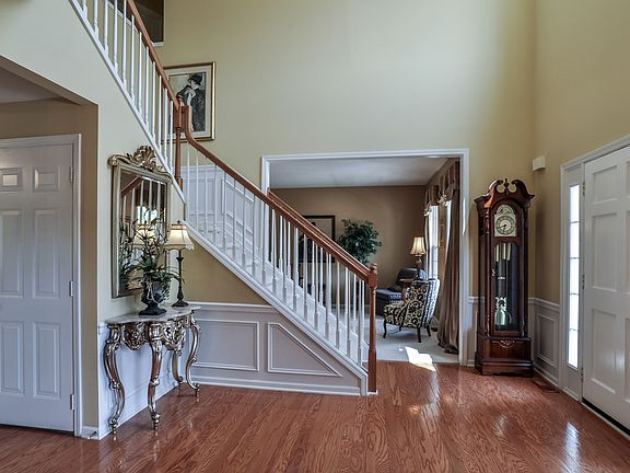 Entry Foyer from Dinning Rm