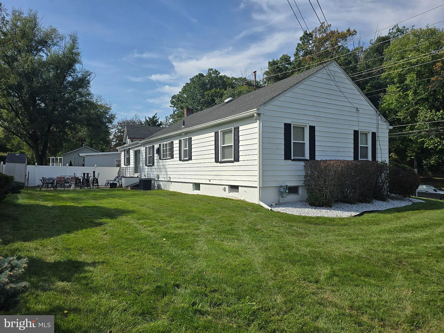 6 bed, 2.0 bath, 1817 sqft, $3,850 — Photo 2