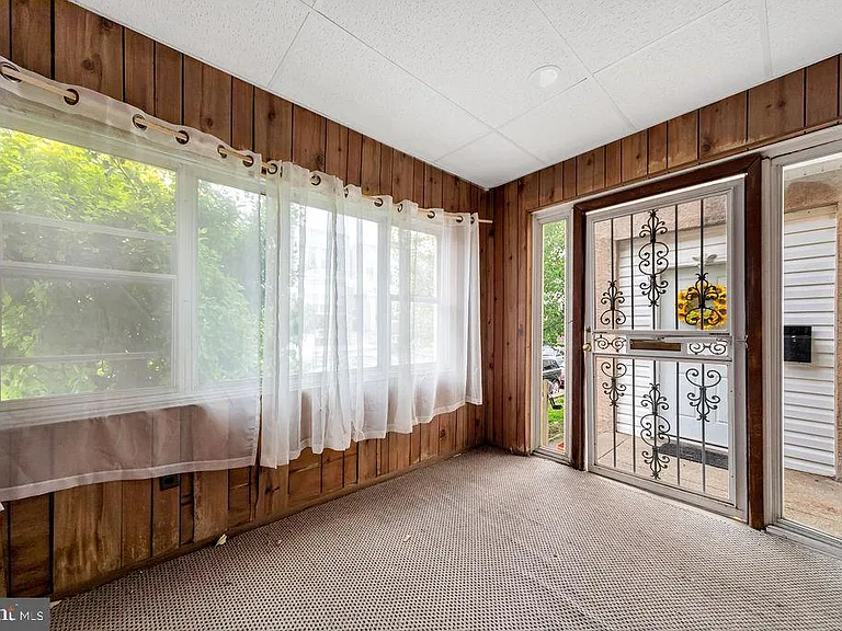 31 Lamport Rd — Photo 3