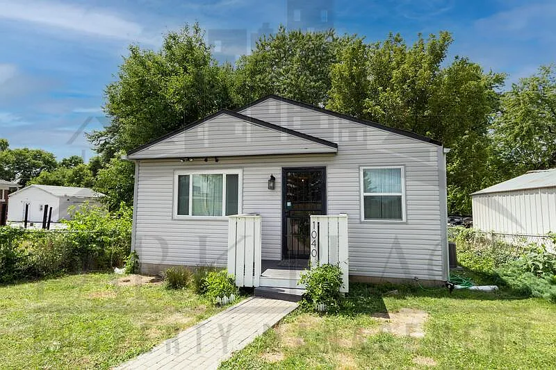 1040 Miley Ave photo 1