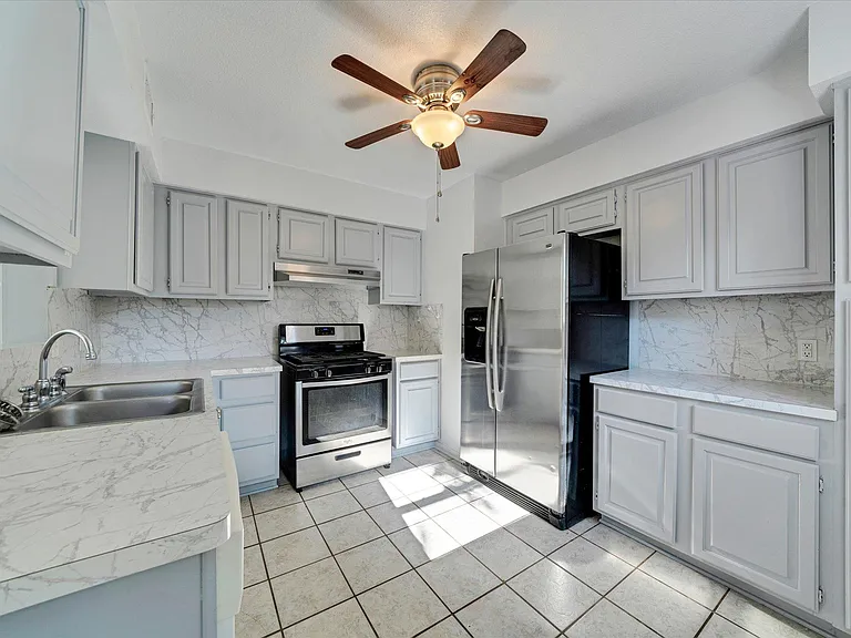1129 W San Antonio St — Photo 9