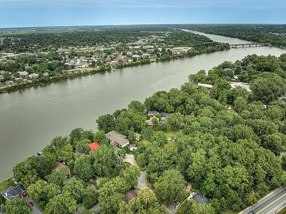 2nd image of 975 Rue Riverview