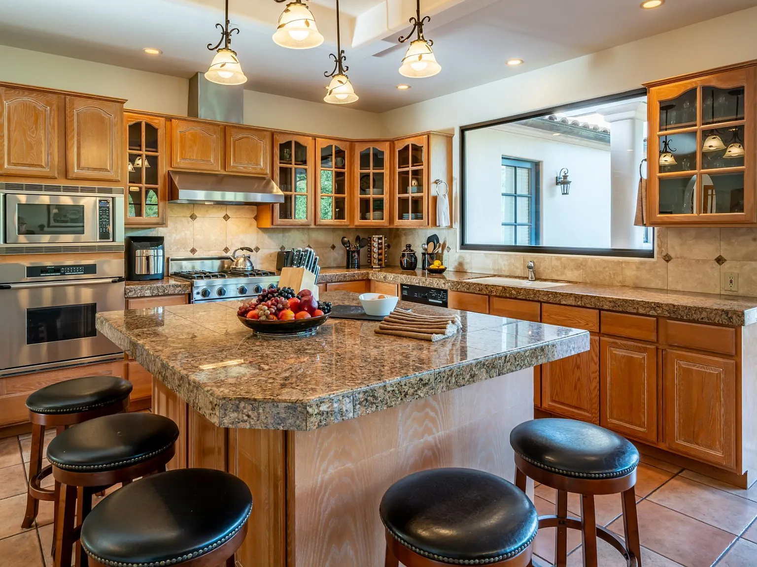 6 bed, 5.0 bath, 3587 sqft, $18,000 — Photo 4