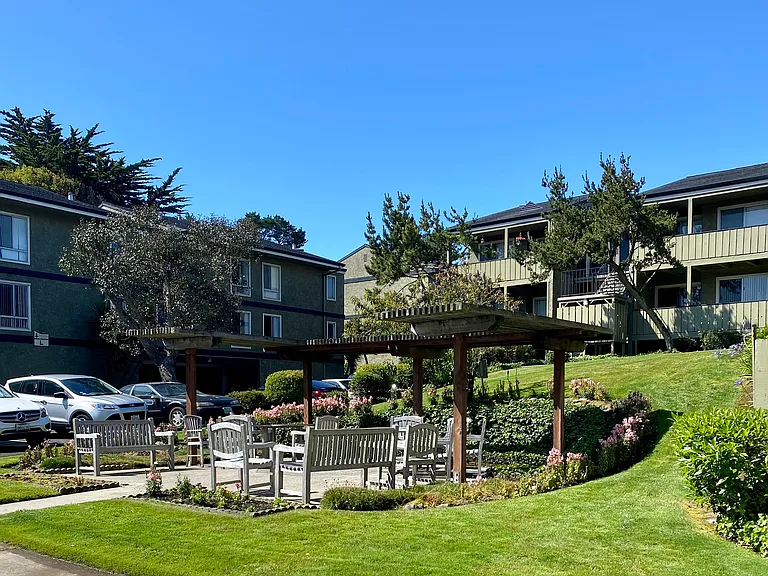 Evergreen Ridge Apartments — Photo 2