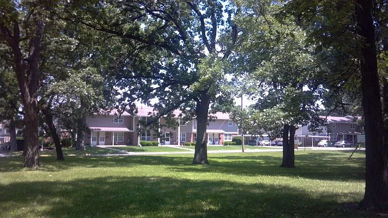 Shorewood Townhouse Apartments — Photo 8