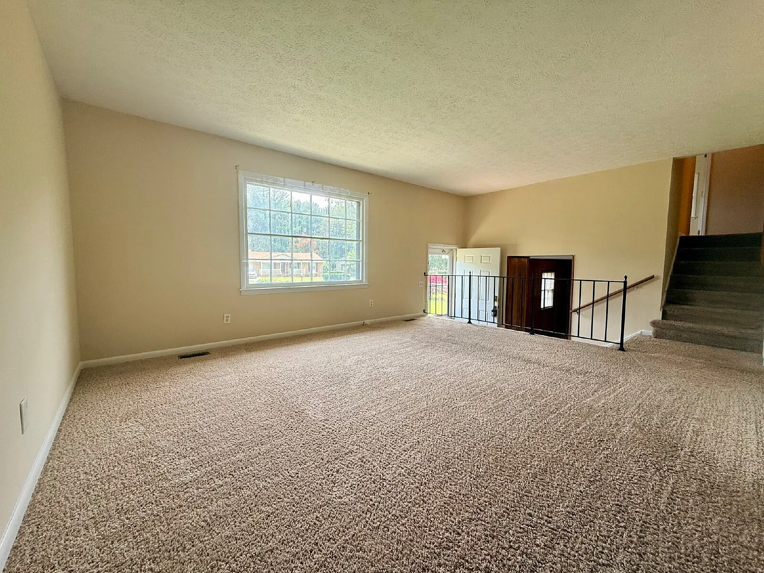 3 bed, 2.0 bath, 1450 sqft, $1,270 — Photo 3