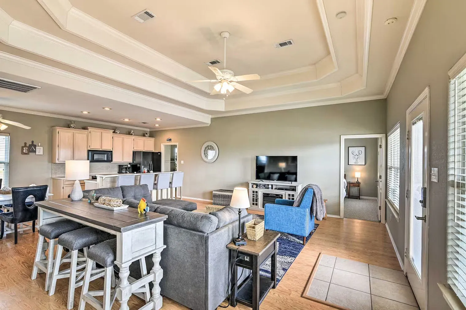 3 bed, 2.0 bath, 1420 sqft, $2,437 — Photo 2