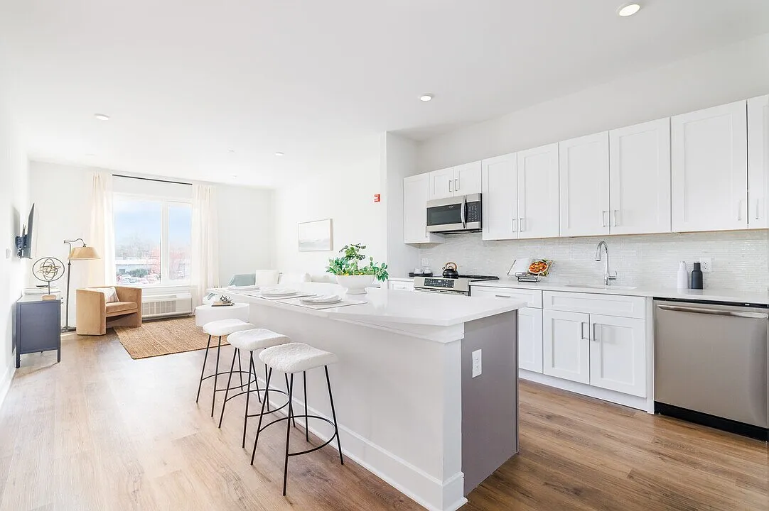 2 bed, 1044 sqft, $5,385 — Photo 2