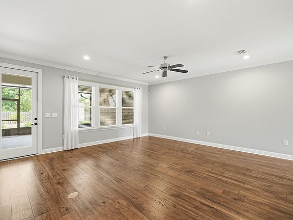 5th image of 208 Meadow Lake Dr