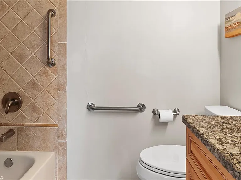 29 High Point Cir E #106 — Photo 16