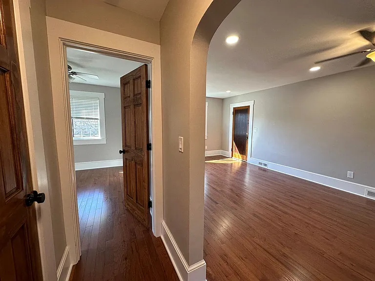 2754 Indianola Ave — Photo 12