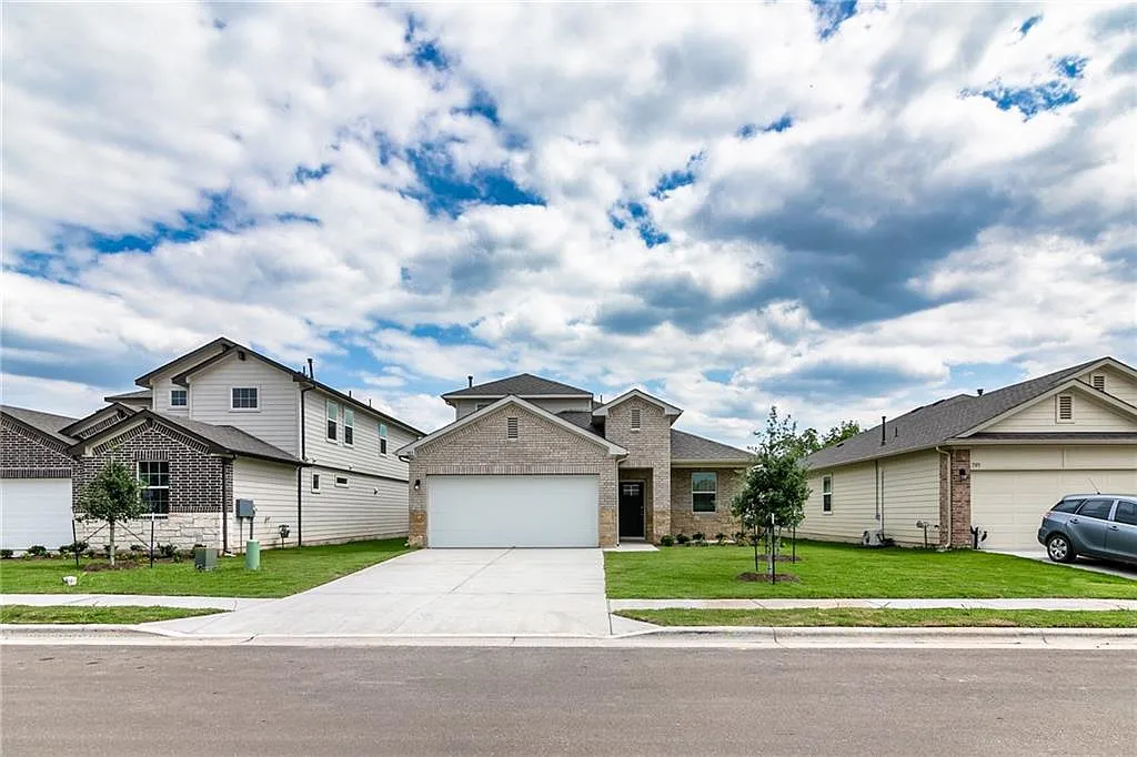 4 bed, 3.0 bath, 2328 sqft, $2,350 — Photo 2