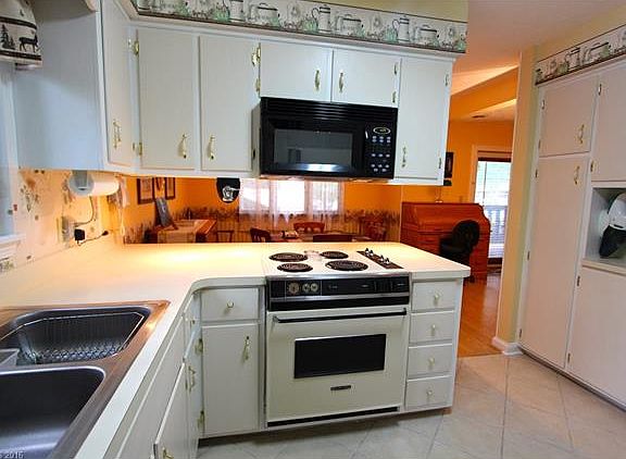 5th image of 75 Maxine Ln