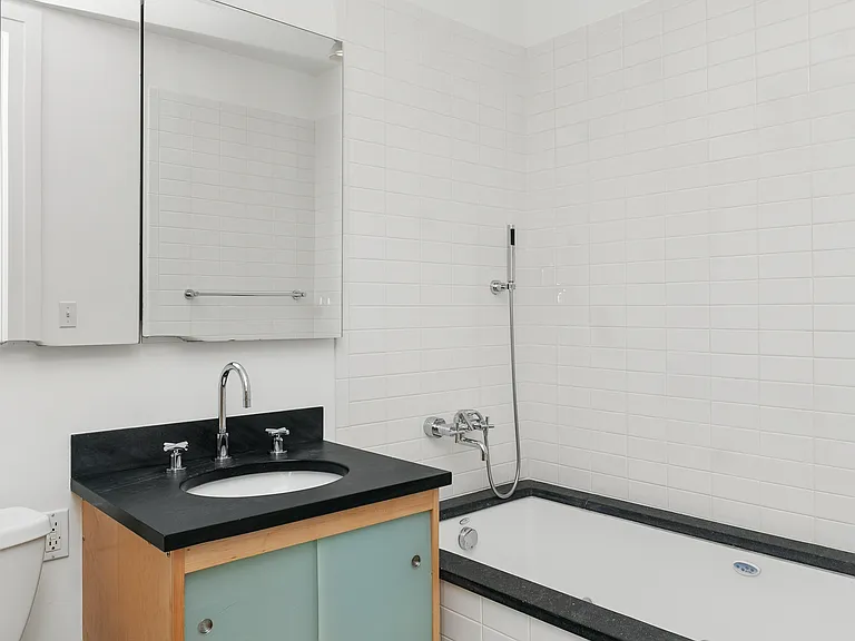 70 Washington St #2P — Photo 5