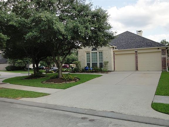 Picture yourself in this snapshot drive up to the home.