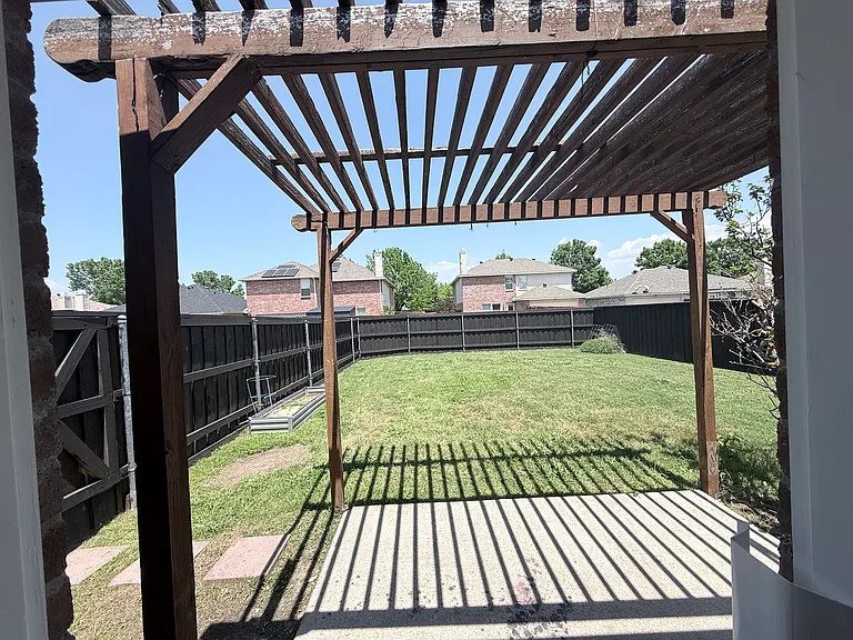 3008 Meadow Bluff Dr — Photo 17