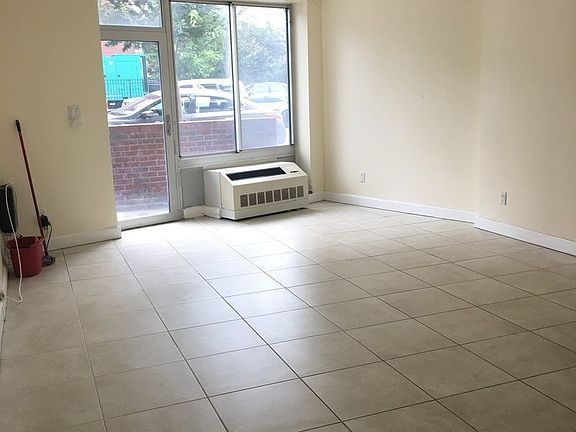 4th image of 217 27th Ave APT 1R