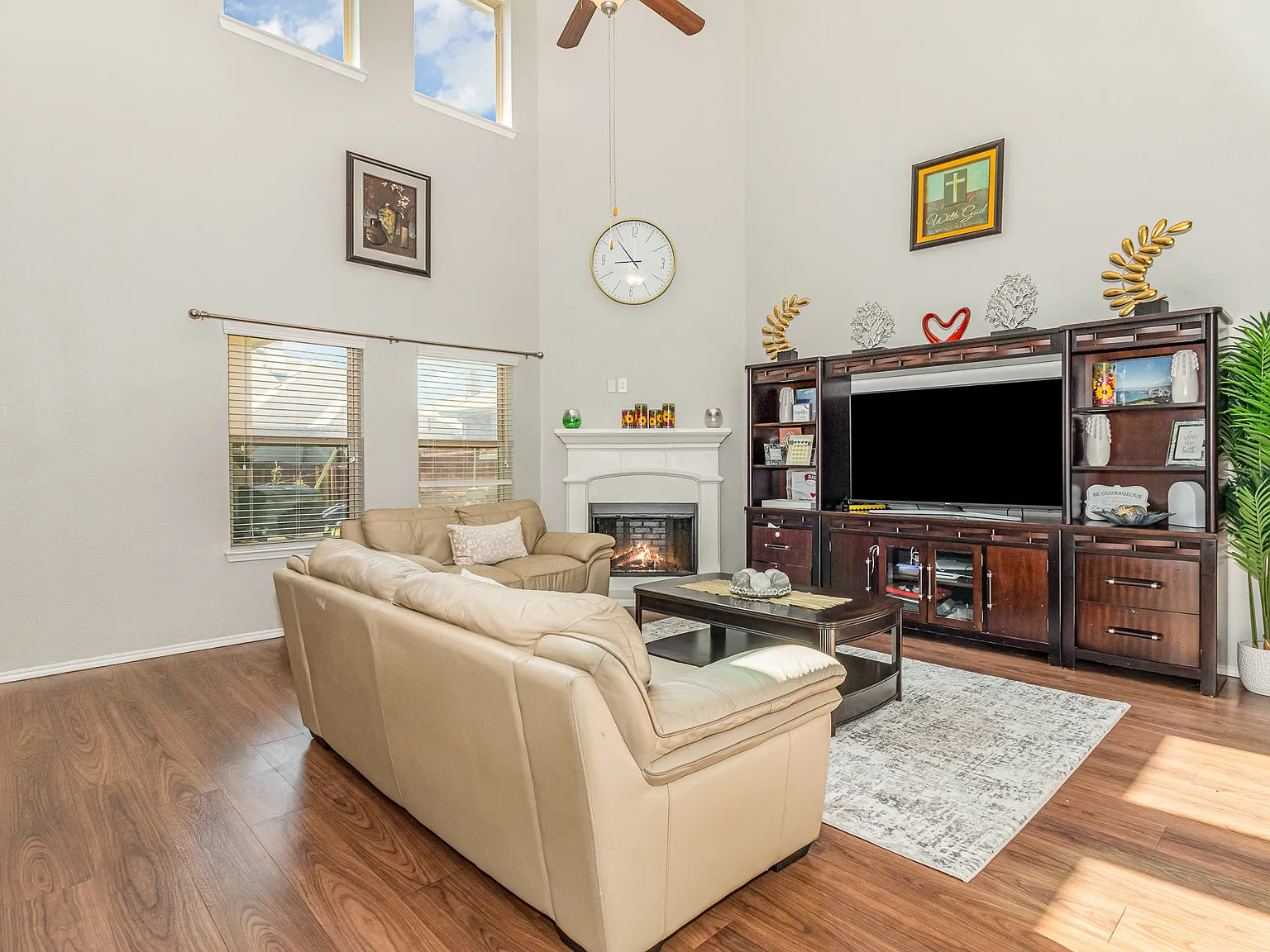 Beautiful 3-Bedroom Home in Aubrey — Photo 4