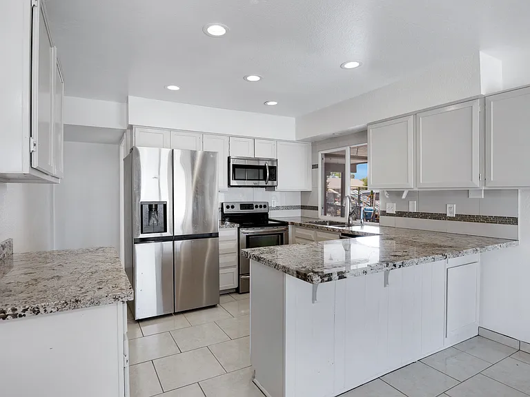 2056 W Des Moines Cir — Photo 12