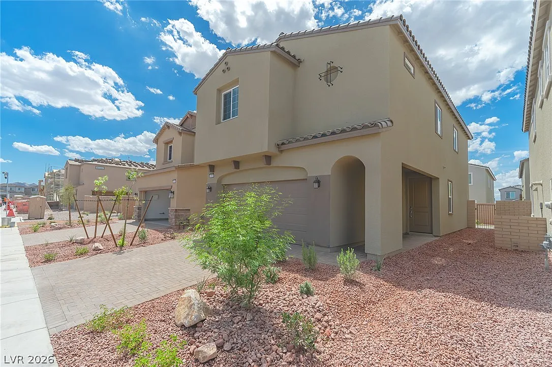 4 bed, 2.5 bath, 2001 sqft, $2,400 — Photo 2