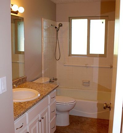 Main floor bathroom with shower/tub