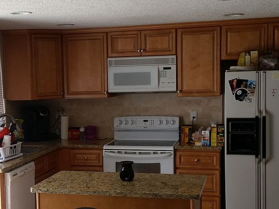 beautiful kitchen w pantry