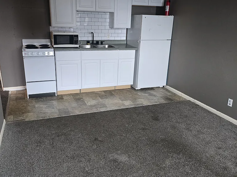 216 S Cavin St — Photo 15
