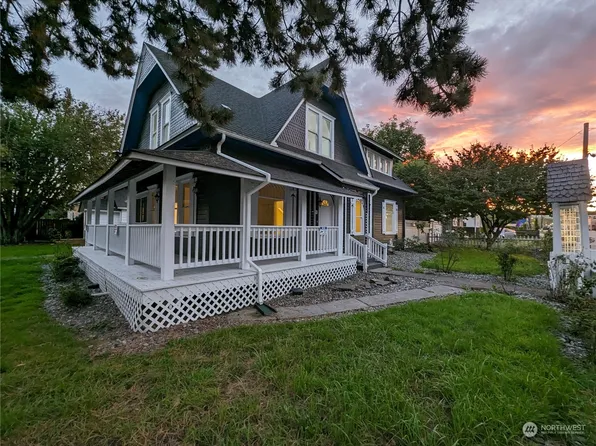 235 Cowlitz Street E, Castle Rock, WA 98611