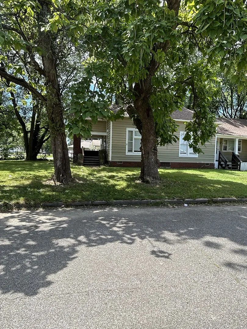 Very Spacious 3 Bedroom and 1 Bath House - Huge Corner Lot! — Photo 3