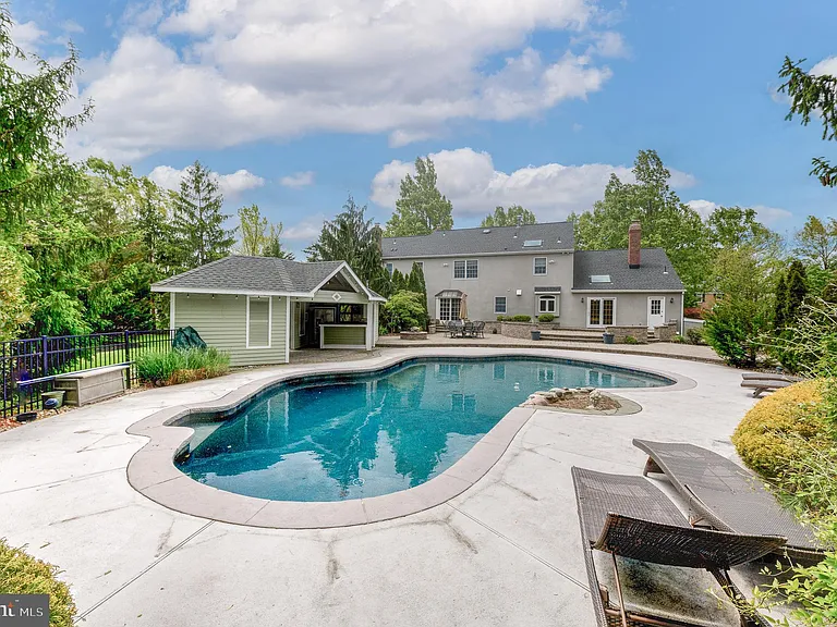 42 Ellsworth Dr — Photo 46