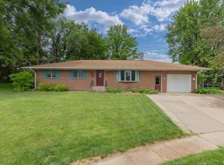 3246 Woodland Ct, Davenport, IA 52807