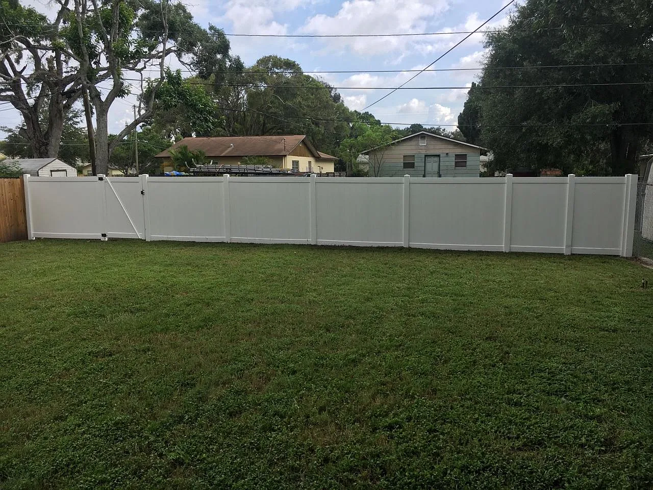 137 NE Lincoln Cir N — Photo 2