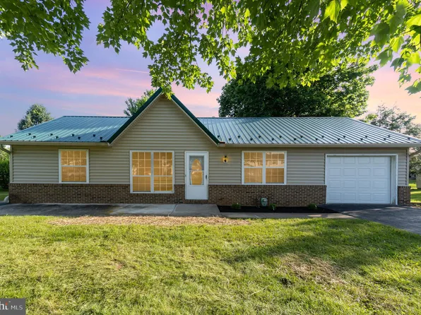 1791 Wisteria Dr, Chambersburg, PA 17202