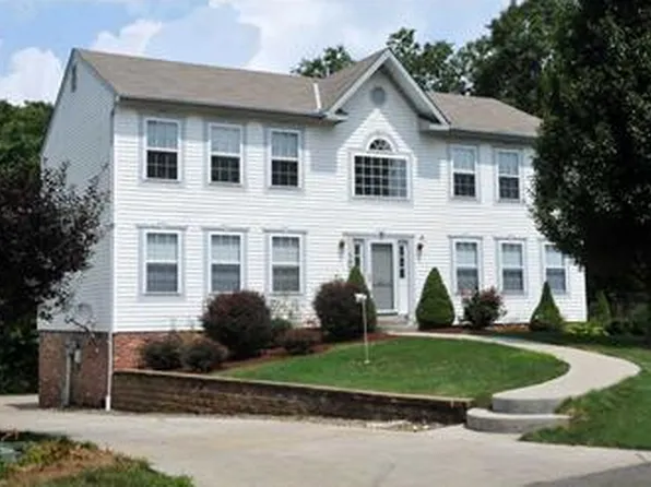 107 W Wind Dr, Coraopolis, PA 15108