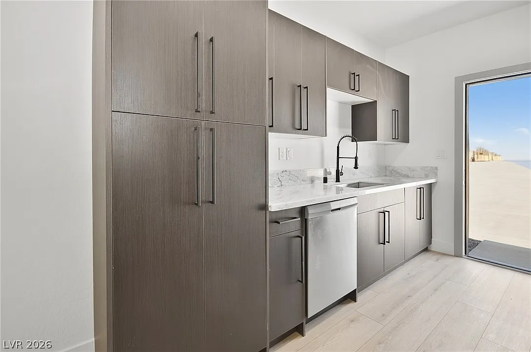 3 bed, 2.0 bath, 2197 sqft, $1,400 — Photo 4