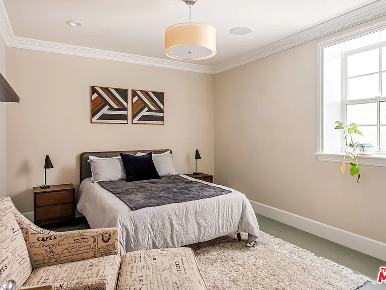 12142 Hollyglen Pl — Photo 32